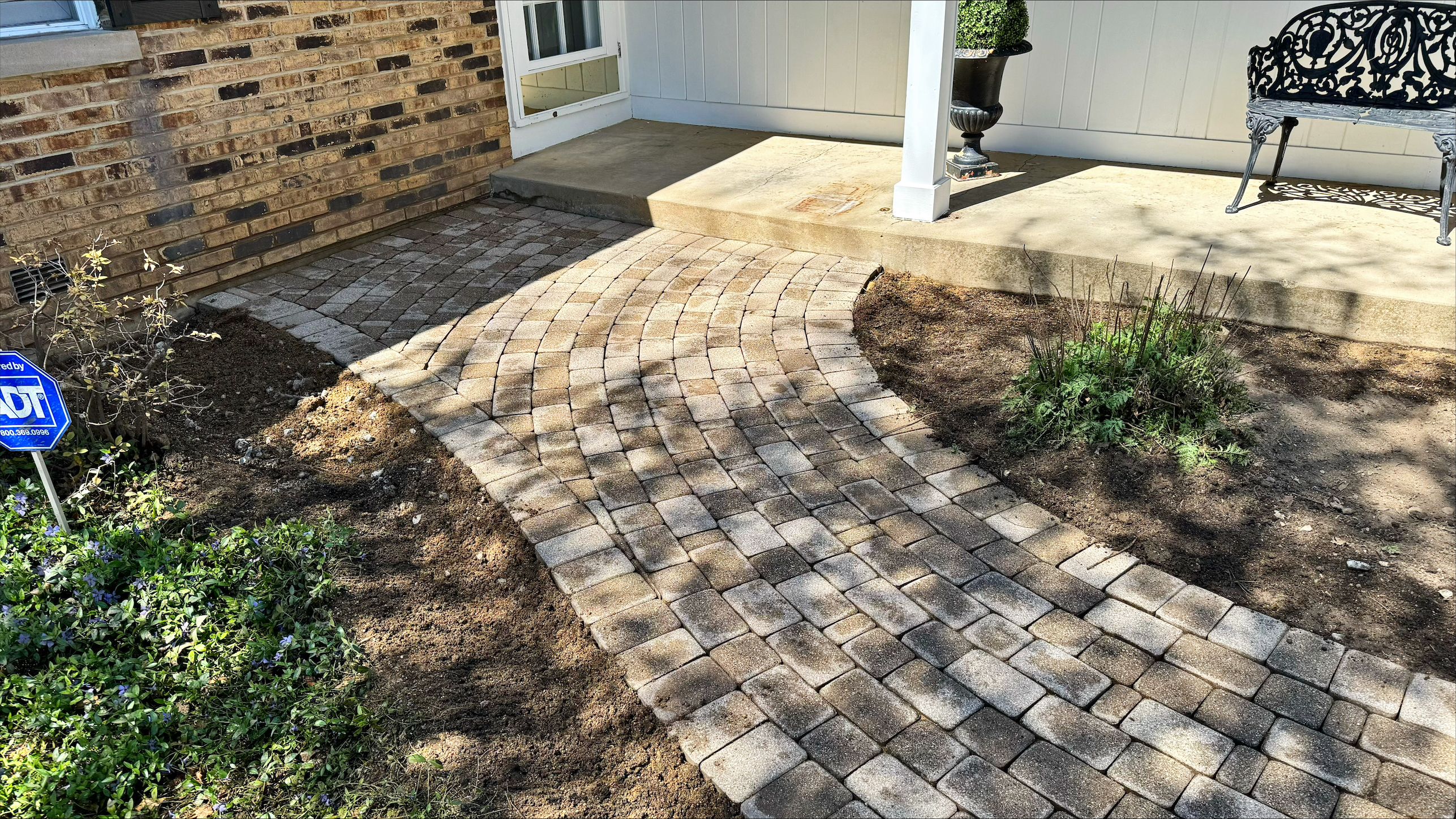TRANSFORMING A FRONT ENTRYWAY IN NAPERVILLE, IL WITH MISSION BRICK PAVING